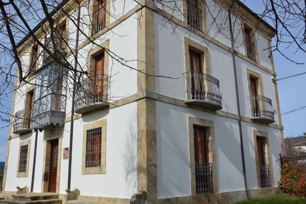 ein altes Gebäude mit Balkonen an der Seite in der Unterkunft Casa Rural San Ignacio: una casa indiana en Soria in Valdeavellano de Tera