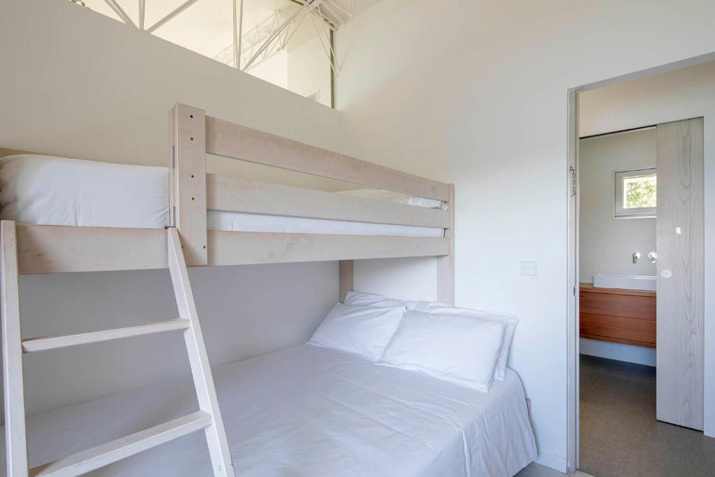 Postel nebo postele na pokoji v ubytování A Factoria Beach House by Prishomes