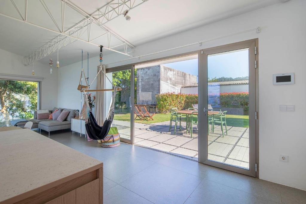 Posezení v ubytování A Factoria Beach House by Prishomes