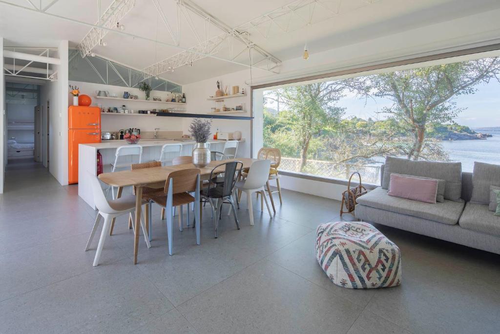 Kuchyň nebo kuchyňský kout v ubytování A Factoria Beach House by Prishomes