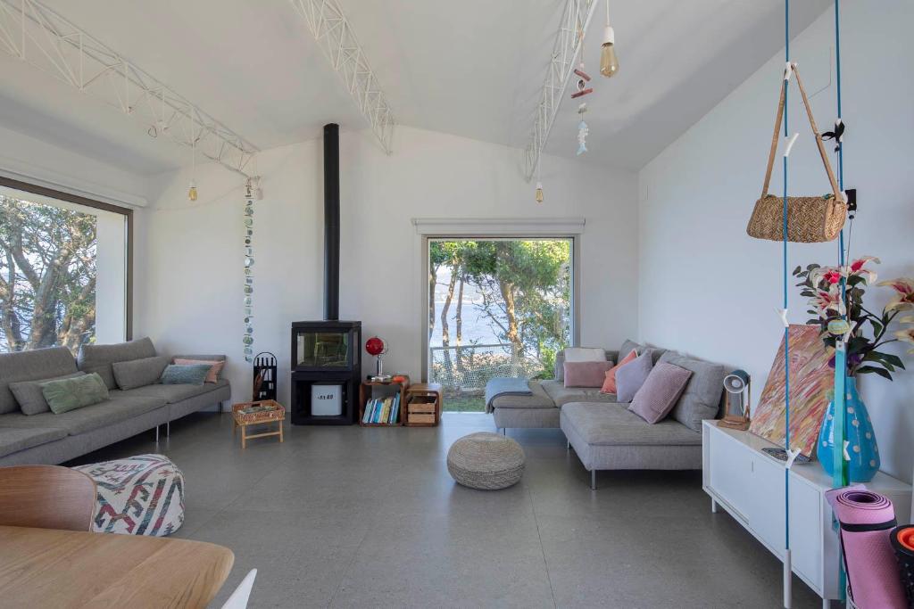 Posezení v ubytování A Factoria Beach House by Prishomes