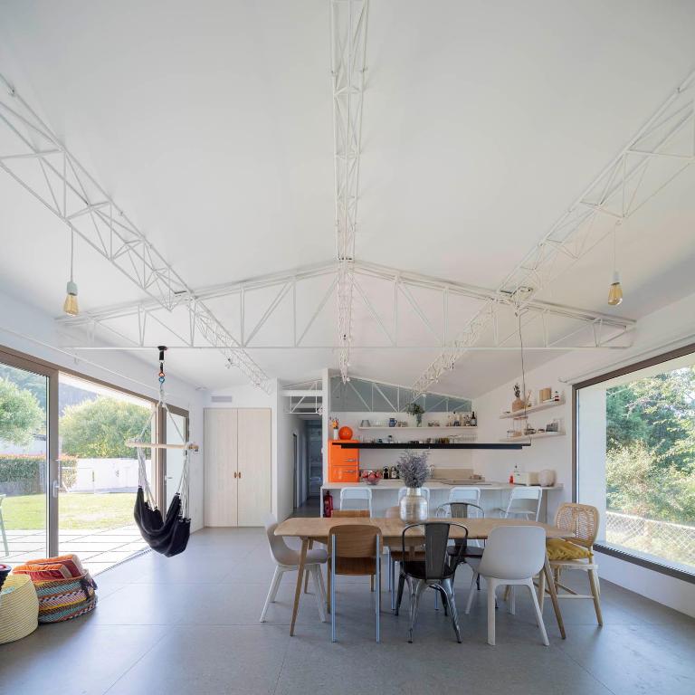 Kuchyň nebo kuchyňský kout v ubytování A Factoria Beach House by Prishomes