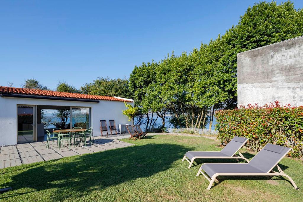 Zahrada ubytování A Factoria Beach House by Prishomes