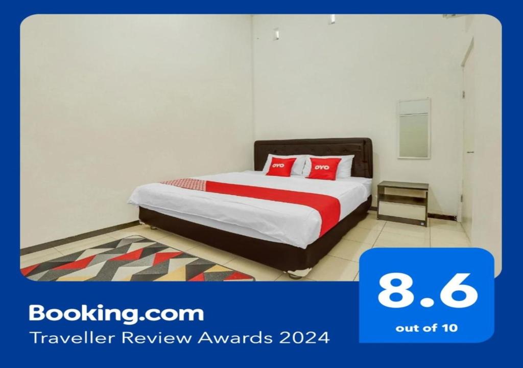 ein Schlafzimmer mit einem Bett mit roten Kissen in der Unterkunft OYO 90684 Happy Homestay Syariah in Malang