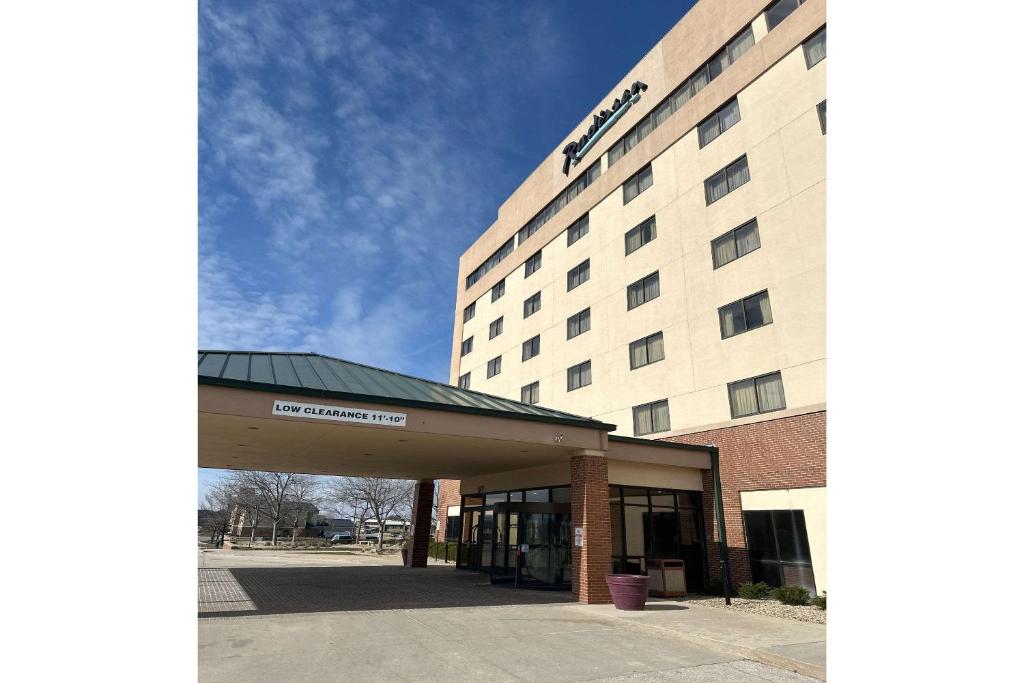 um edifício de hotel com uma placa em cima em Radisson Hotel Cedar Rapids em Cedar Rapids