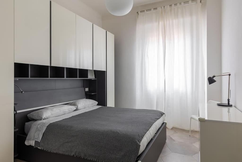 - une chambre blanche avec un grand lit dans l'établissement Appartamento Turati 52, à Bologne