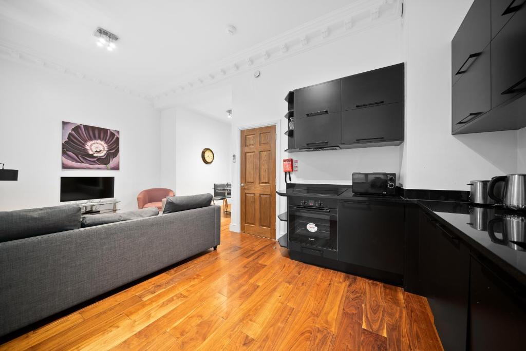 TV a/nebo společenská místnost v ubytování Apartment 1, 48 Bishopsgate by City Living London