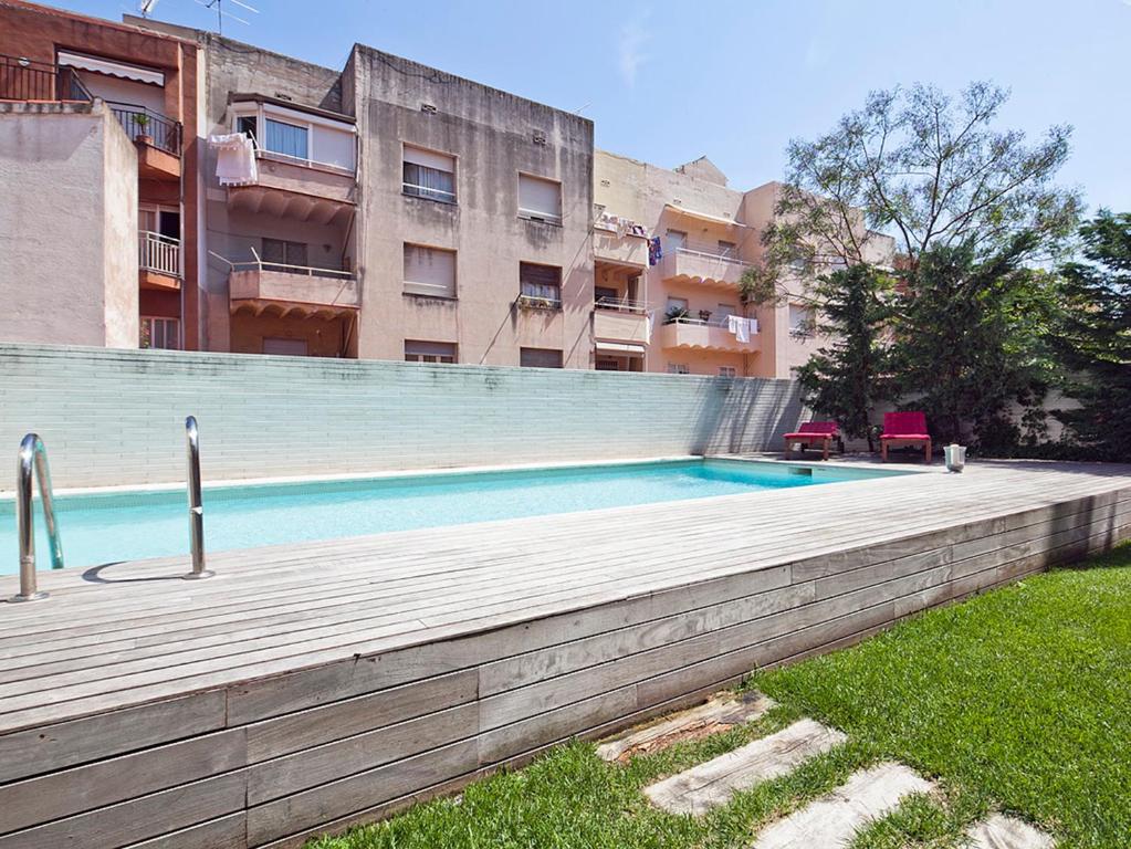 Swimming pool sa o malapit sa Barcino Inversions - Splendid Apartment with Terrace and Pool near Park Güell