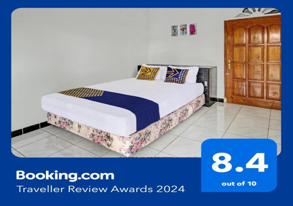 1 dormitorio con 1 cama en una habitación en OYO 92123 Chikam House Syariah, en Kediri