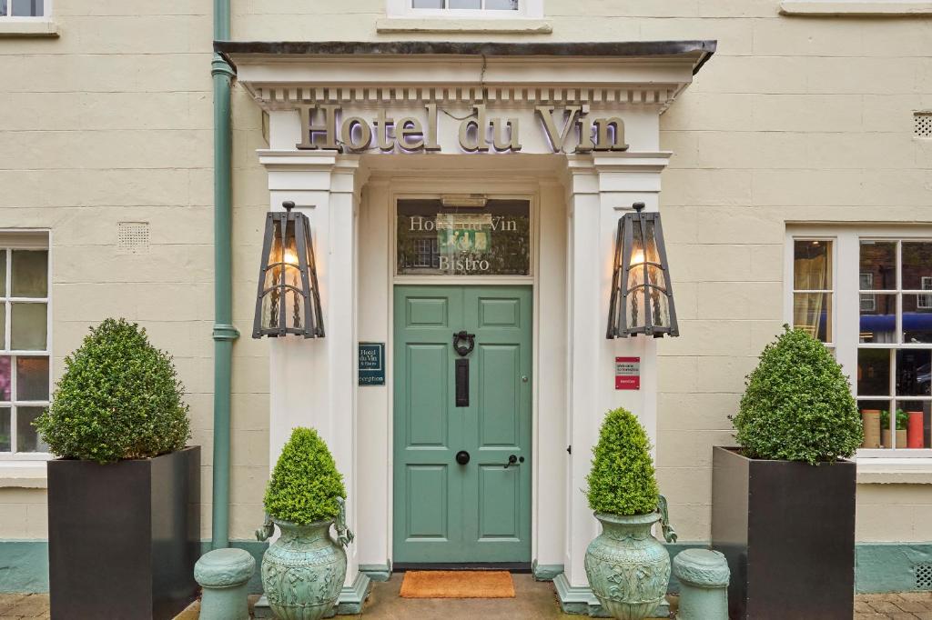 - un bâtiment avec une porte verte et un panneau au-dessus dans l'établissement Hotel Du Vin & Bistro York, à York