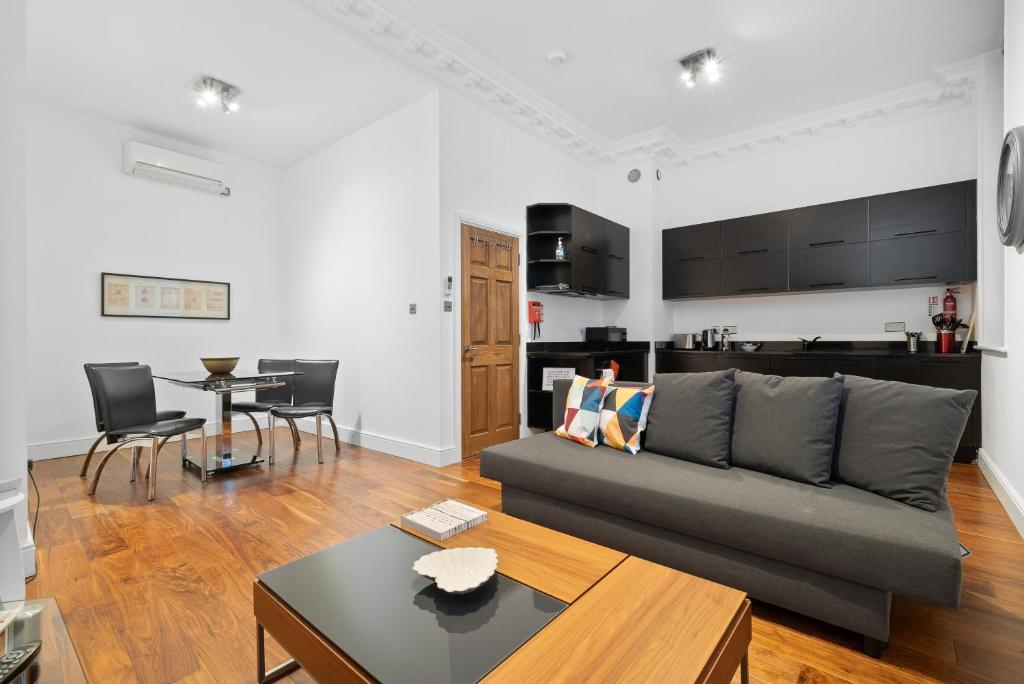 un soggiorno con divano e tavolo di Apartment 2, 48 Bishopsgate by City Living London a Londra