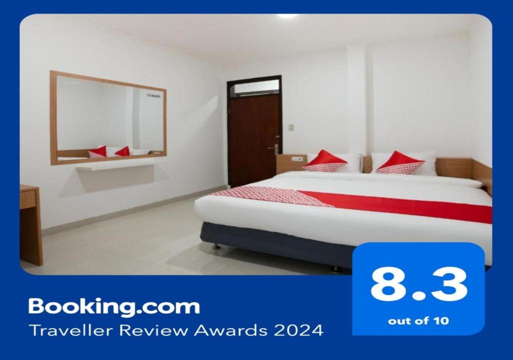 ein Hotelzimmer mit einem Bett und einem Spiegel in der Unterkunft Super OYO 3209 Hegarbudhi Residence in Bandung