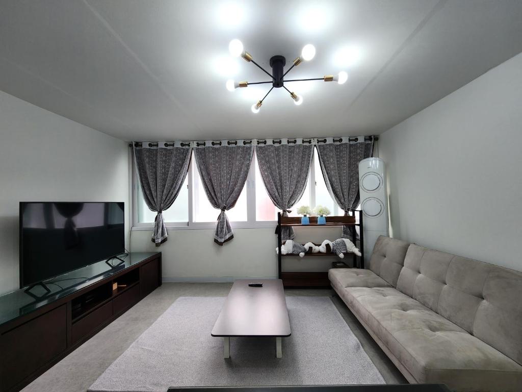 - un salon avec un canapé et une table dans l'établissement LaonHajae, à Séoul