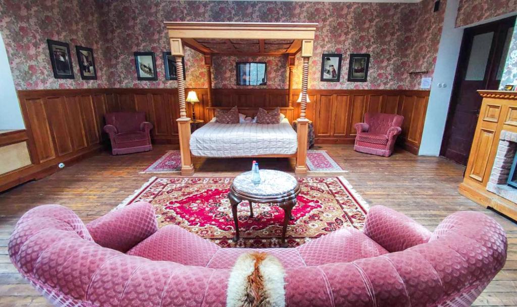 Postel nebo postele na pokoji v ubytování Laitse castle
