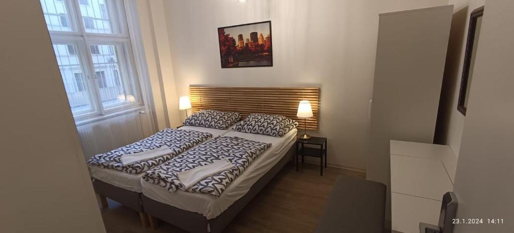 sypialnia z 2 łóżkami w pokoju z oknami w obiekcie A Plus Hostel - Centrum w Pradze