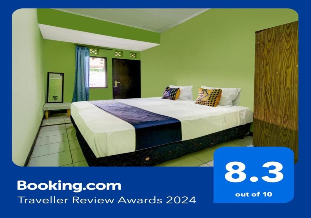 1 dormitorio con 1 cama en una habitación verde en OYO Life 91116 Pelangi Residence Syariah, en Jatiroke