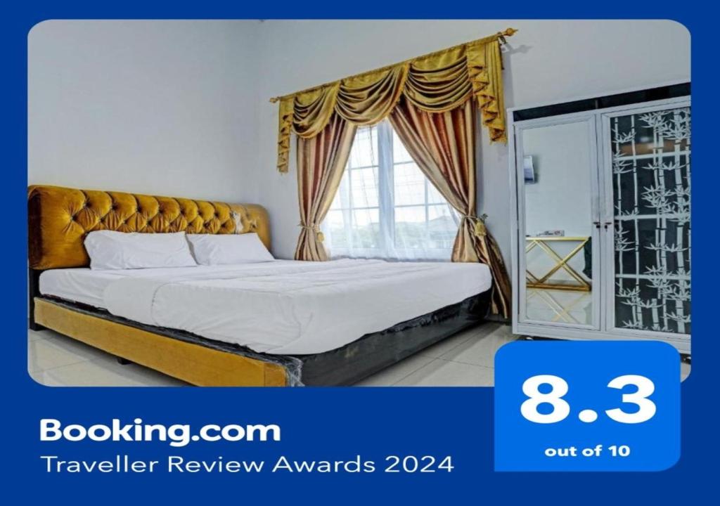 - une chambre avec un lit et une grande fenêtre dans l'établissement OYO 92708 Hotel Mufasa Syariah, à Pangkal Pinang