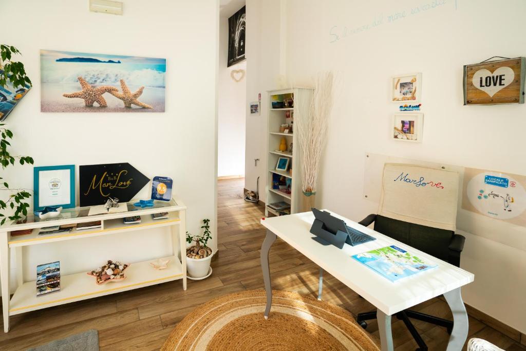 TV a/nebo společenská místnost v ubytování MarLove Sea View Only Rooms Spiaggia Privata