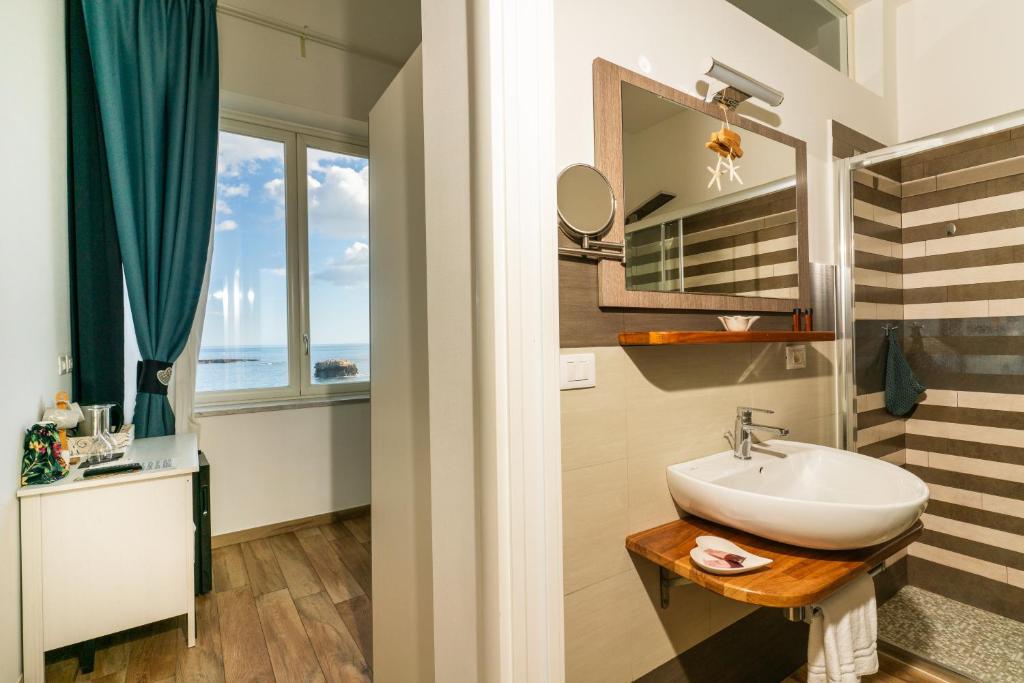 Koupelna v ubytování MarLove Sea View Only Rooms Spiaggia Privata