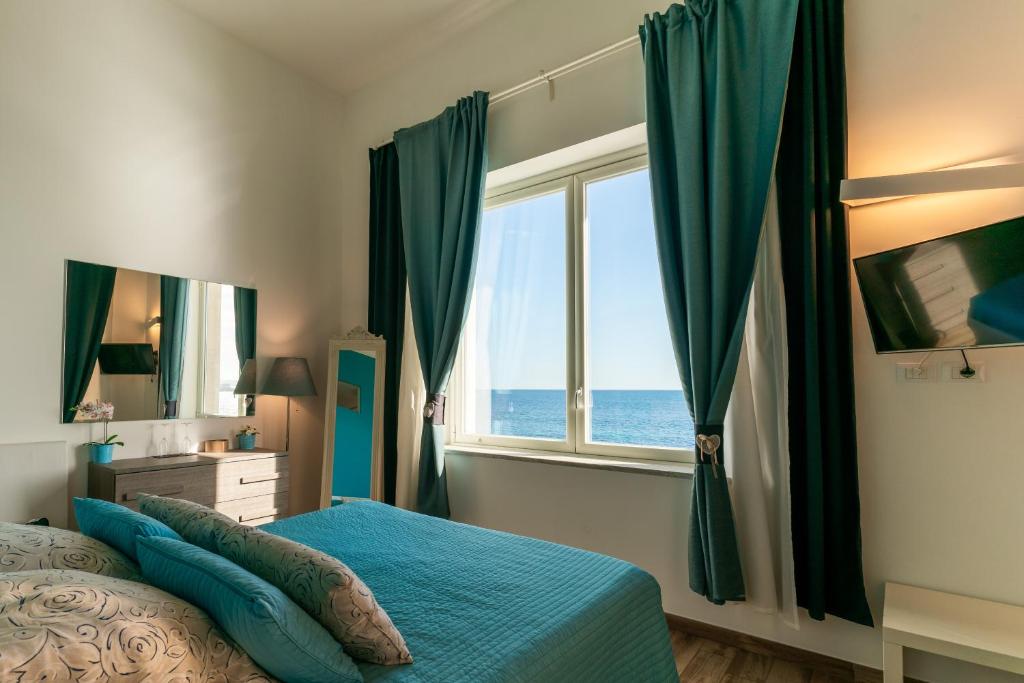 Postel nebo postele na pokoji v ubytování MarLove Sea View Only Rooms Spiaggia Privata