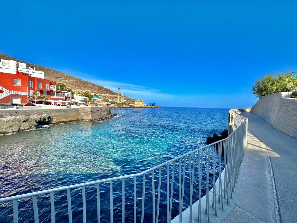 vista di una cassa d'acqua con una recinzione bianca di Las Caletas Beach House a Candelaria
