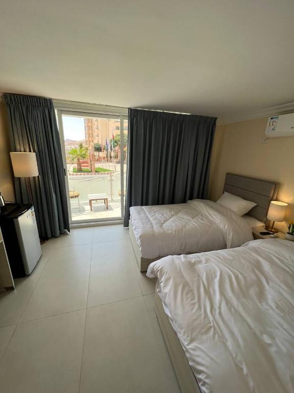 Postel nebo postele na pokoji v ubytování Silk Road Hotel
