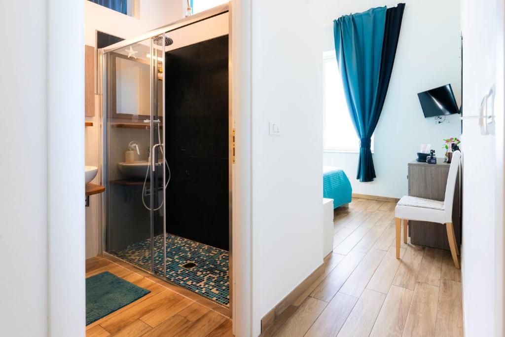 Kuchyň nebo kuchyňský kout v ubytování MarLove Sea View Only Rooms Spiaggia Privata