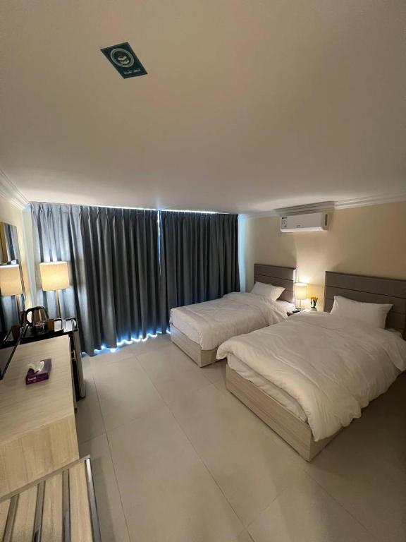 Postel nebo postele na pokoji v ubytování Silk Road Hotel
