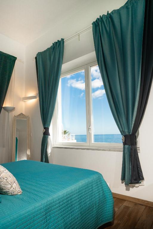 Postel nebo postele na pokoji v ubytování MarLove Sea View Only Rooms Spiaggia Privata