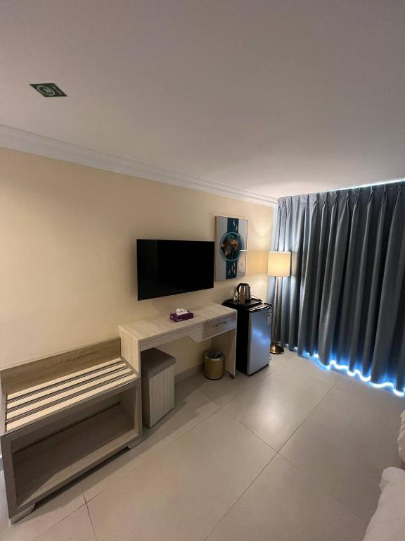 TV a/nebo společenská místnost v ubytování Silk Road Hotel