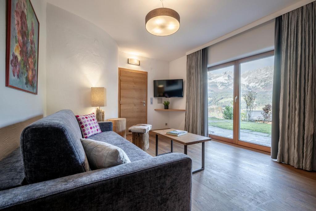 Televízia a/alebo spoločenská miestnosť v ubytovaní Hotel Der Bär