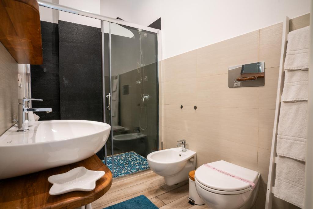 Koupelna v ubytování MarLove Sea View Only Rooms Spiaggia Privata