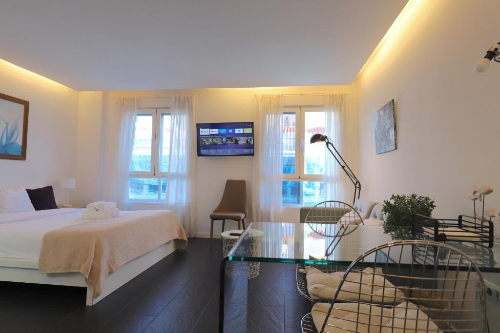 1 dormitorio con cama y mesa de cristal en Apartamento Superior Centro Madrid en Madrid
