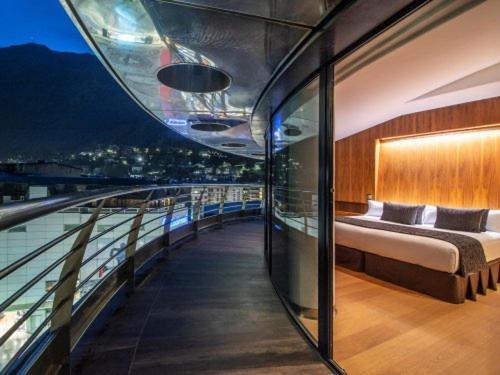 einen Balkon auf einem Schiff mit einem Bett darauf in der Unterkunft Hotel Starc by Pierre & Vacances Premium in Andorra la Vella