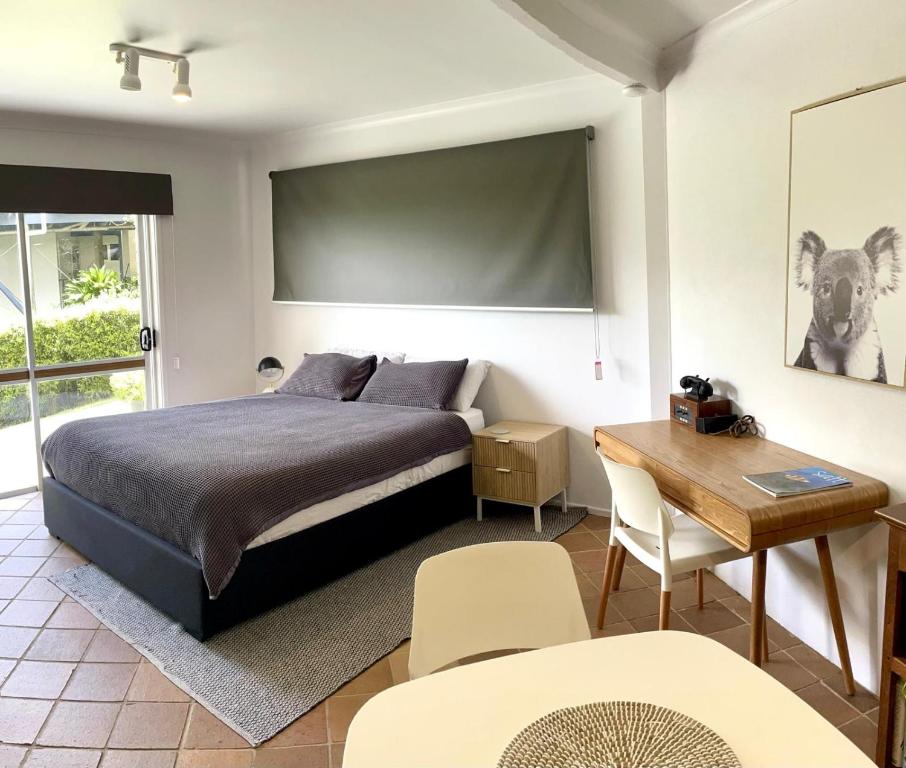 Un pat sau paturi într-o cameră la Buderim Nest