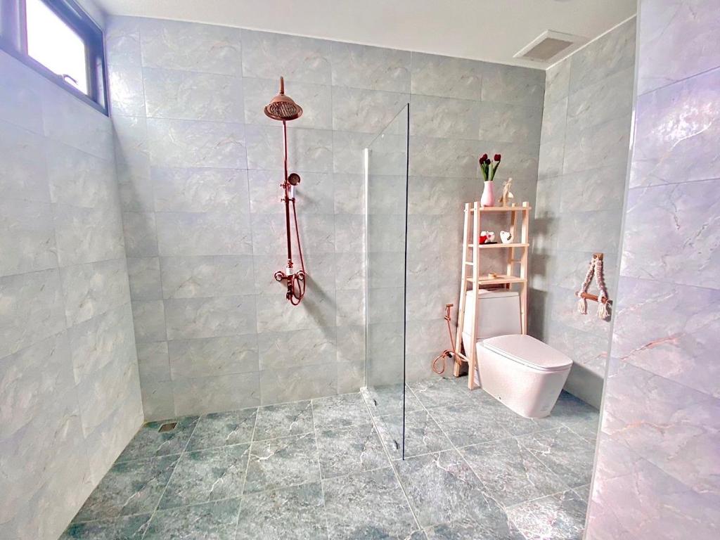 a bathroom with a glass shower and a toilet at Yada house onsen pool villa in Ban Nong Saeng