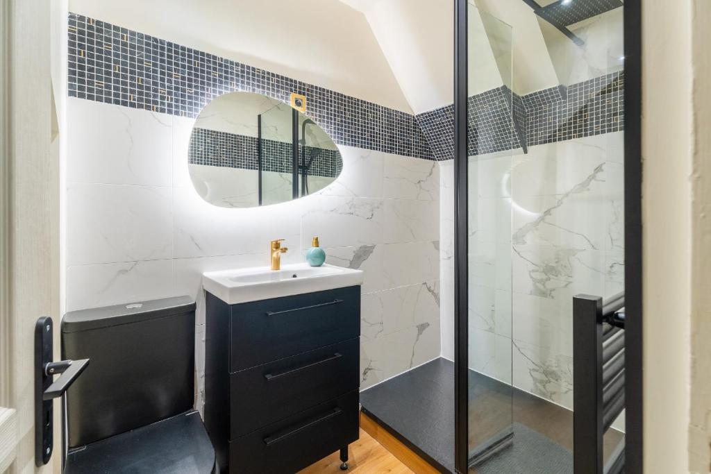 a bathroom with a sink and a shower at Charmant appartement haut de gamme in Bordeaux