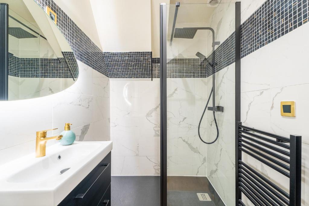 a bathroom with a shower and a sink at Charmant appartement haut de gamme in Bordeaux