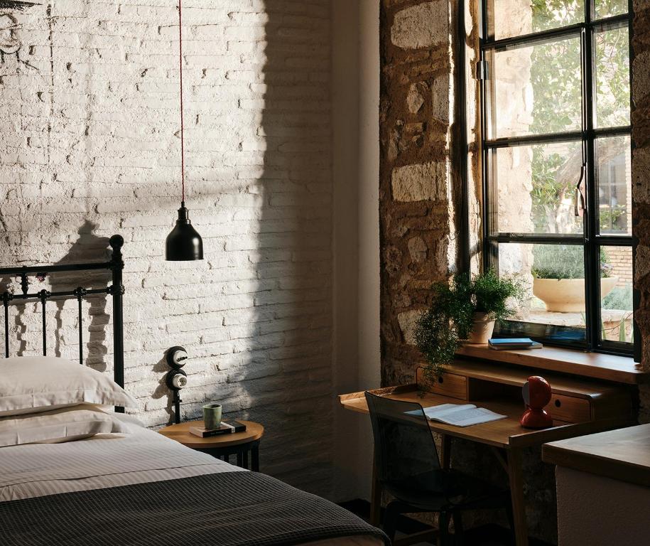 sypialnia z biurkiem, łóżkiem i oknem w obiekcie Not Hotel w Atenach