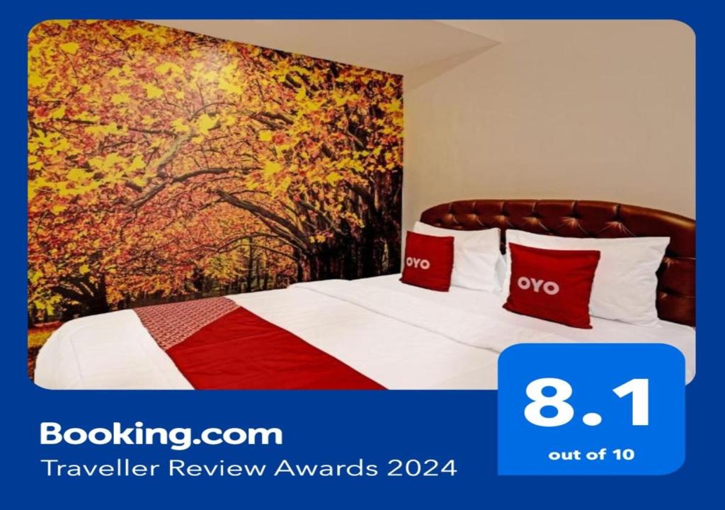 1 dormitorio con 1 cama con una pintura en la pared en SUPER OYO 91618 Hotel Nawangwulan, en Blitar