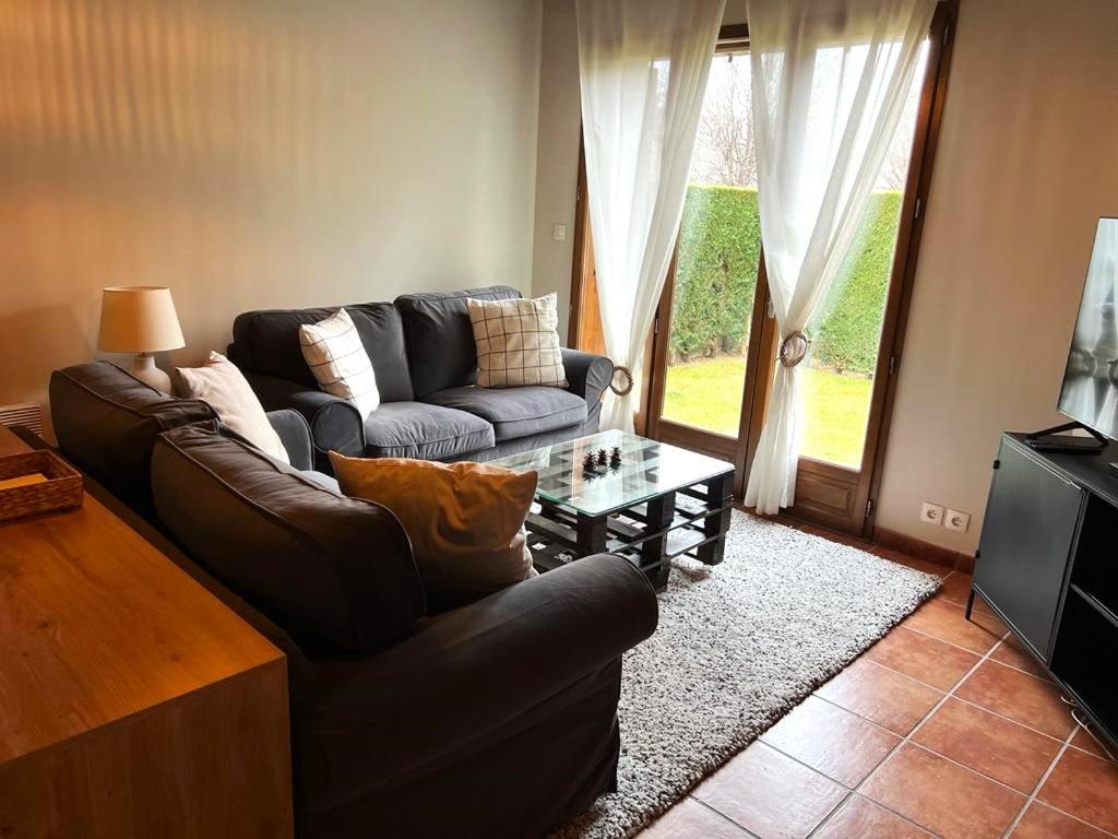 un salon avec un canapé et une table basse dans l'établissement Casa Adosada con jardín y Wifi en Estavar, à Estavar