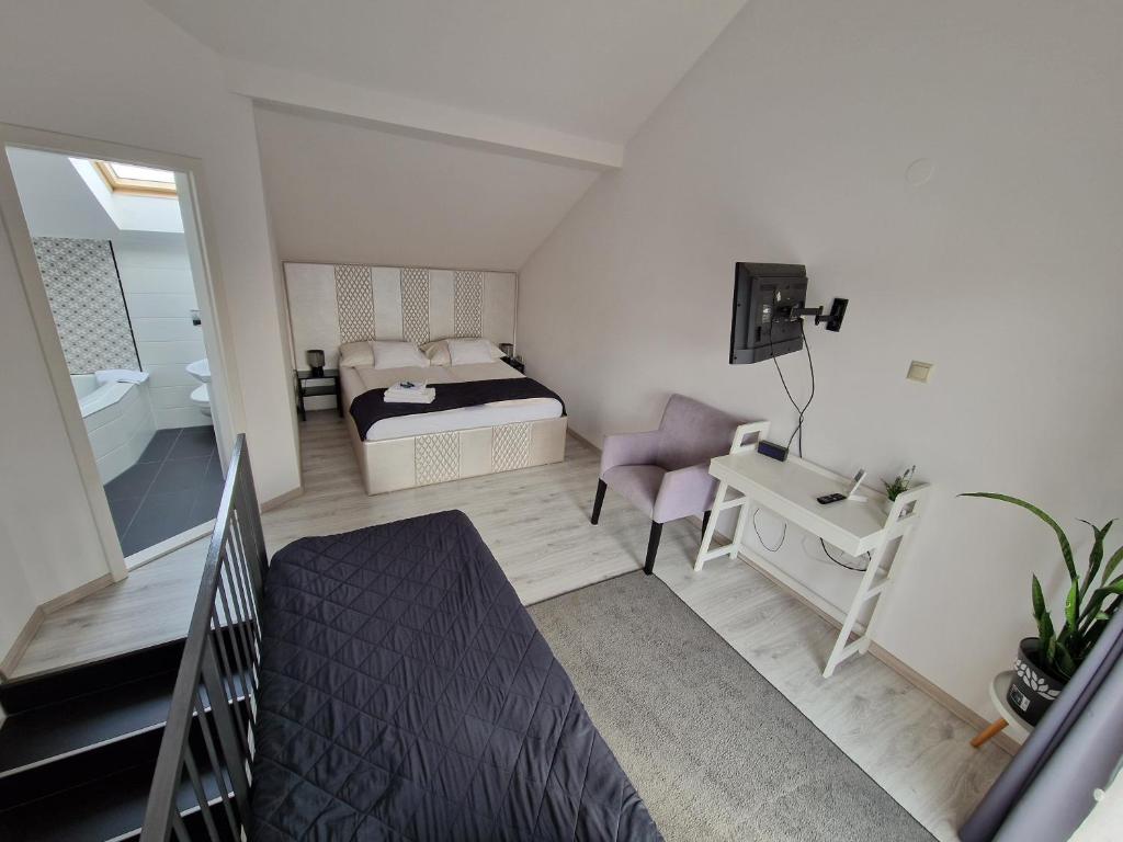 een kleine slaapkamer met een bed en een badkamer bij Martina apartman in Gyula