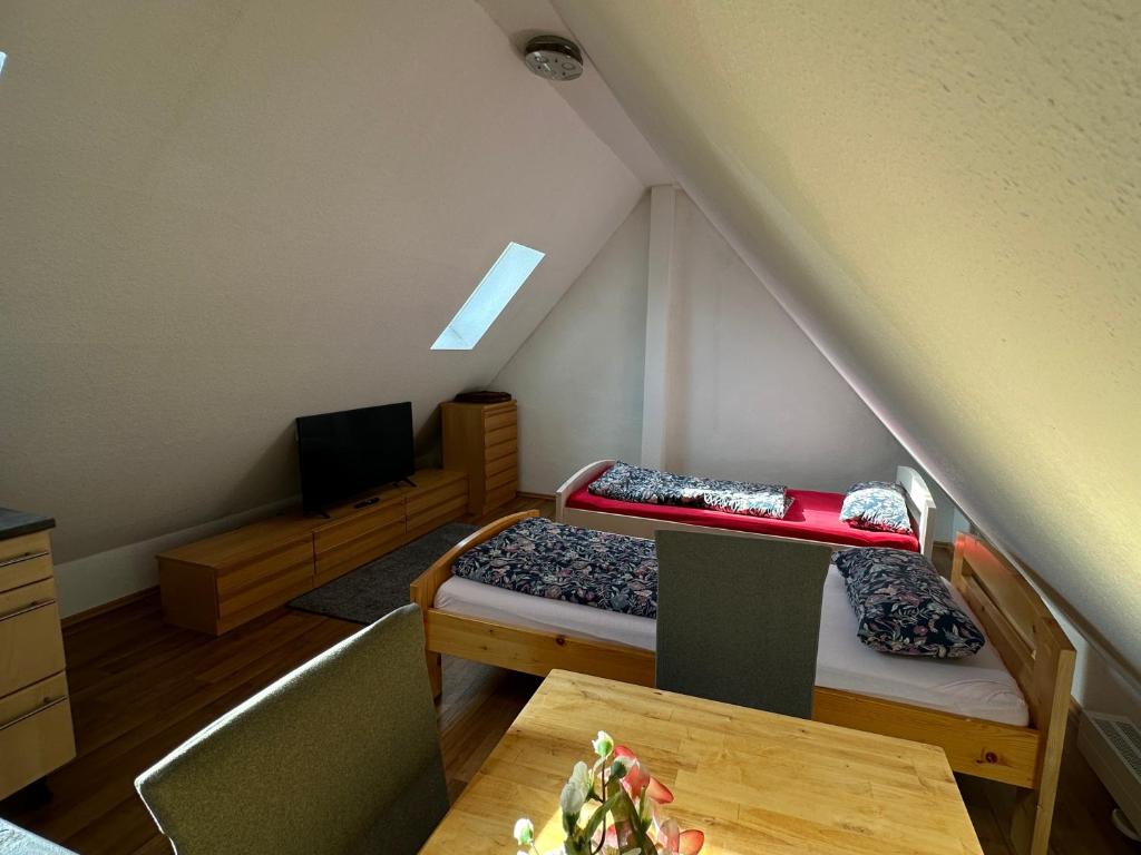 um quarto com 2 beliches e uma mesa em HN Citywohnung Klein aber nur für mich! em Heilbronn