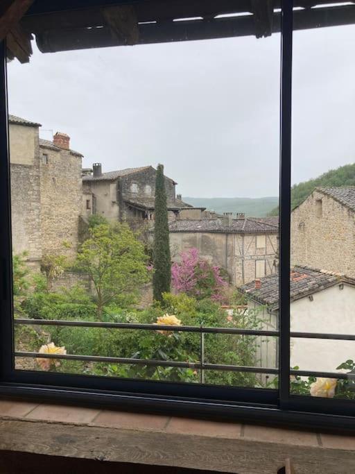 une vue d'une ville depuis une fenêtre dans l'établissement La nuit de la chouette, à Bruniquel