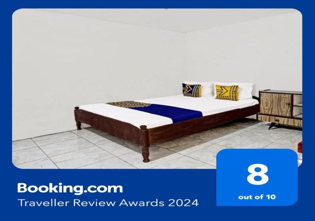 Ce lit se trouve dans un dortoir bleu et blanc. dans l'établissement OYO 91865 Sidomulyo Kost Syariah, à Mojokerto