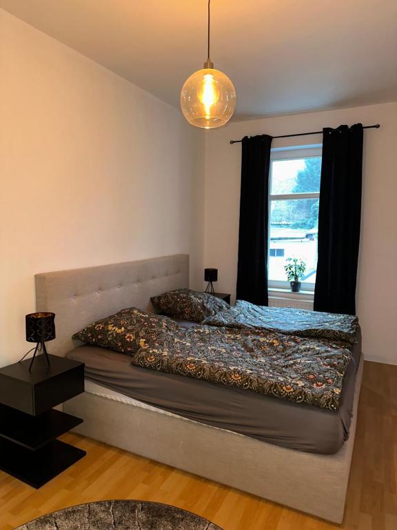 een slaapkamer met een bed en een raam bij Apartment „Babylon“ in Leipzig
