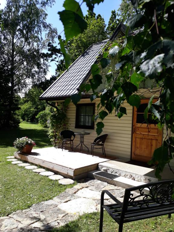 uma mesa e cadeiras em frente a uma casa em Tõnise Holiday Houses em Lilbi