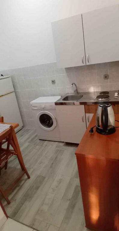 Kuchyňa alebo kuchynka v ubytovaní Holiday home in Cesarica 17117