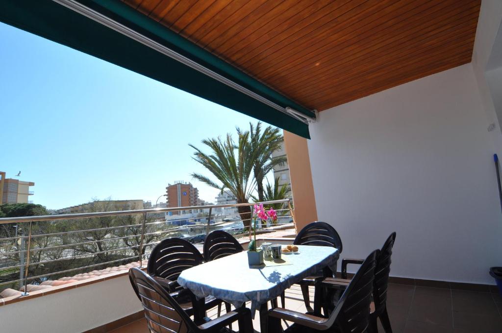 RNET - Puerto Simona 1-9 Roses Costa Brava tesisinde bir balkon veya teras
