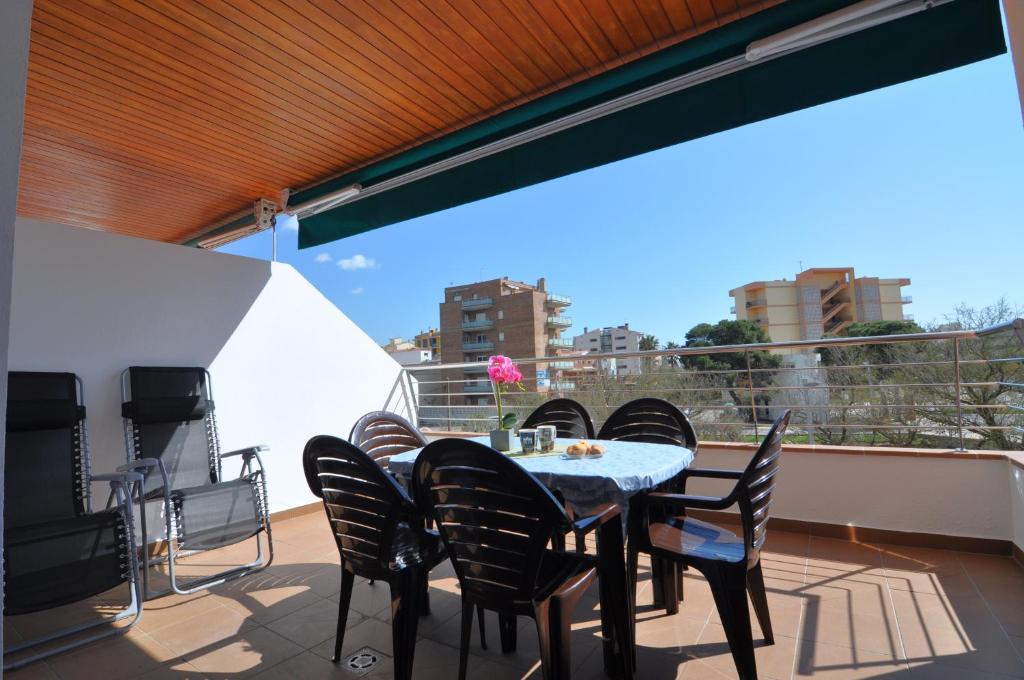 A balcony or terrace at RNET - Puerto Simona 1-9 Roses Costa Brava